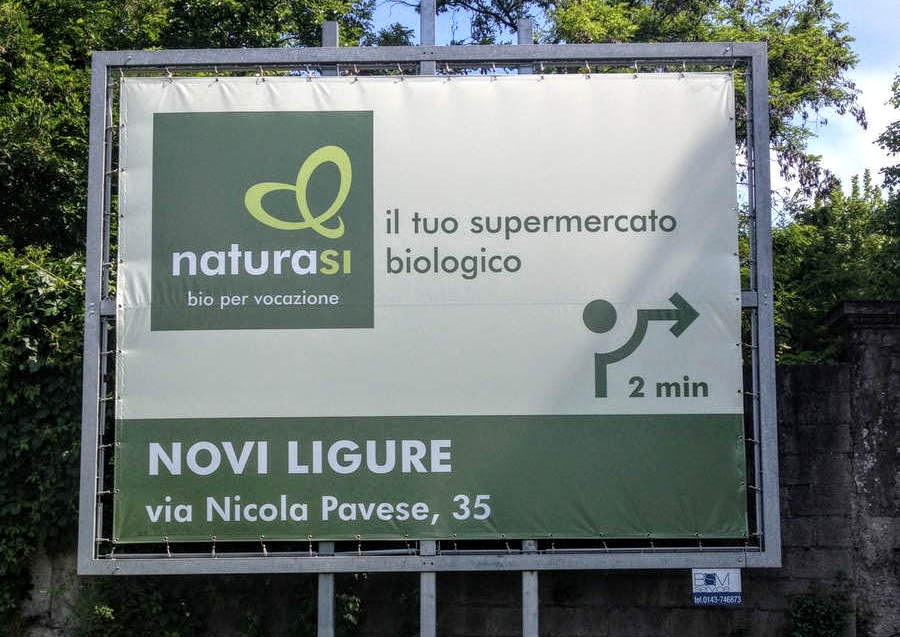 Cartellone stradale per Natura Si a Novi Ligure.