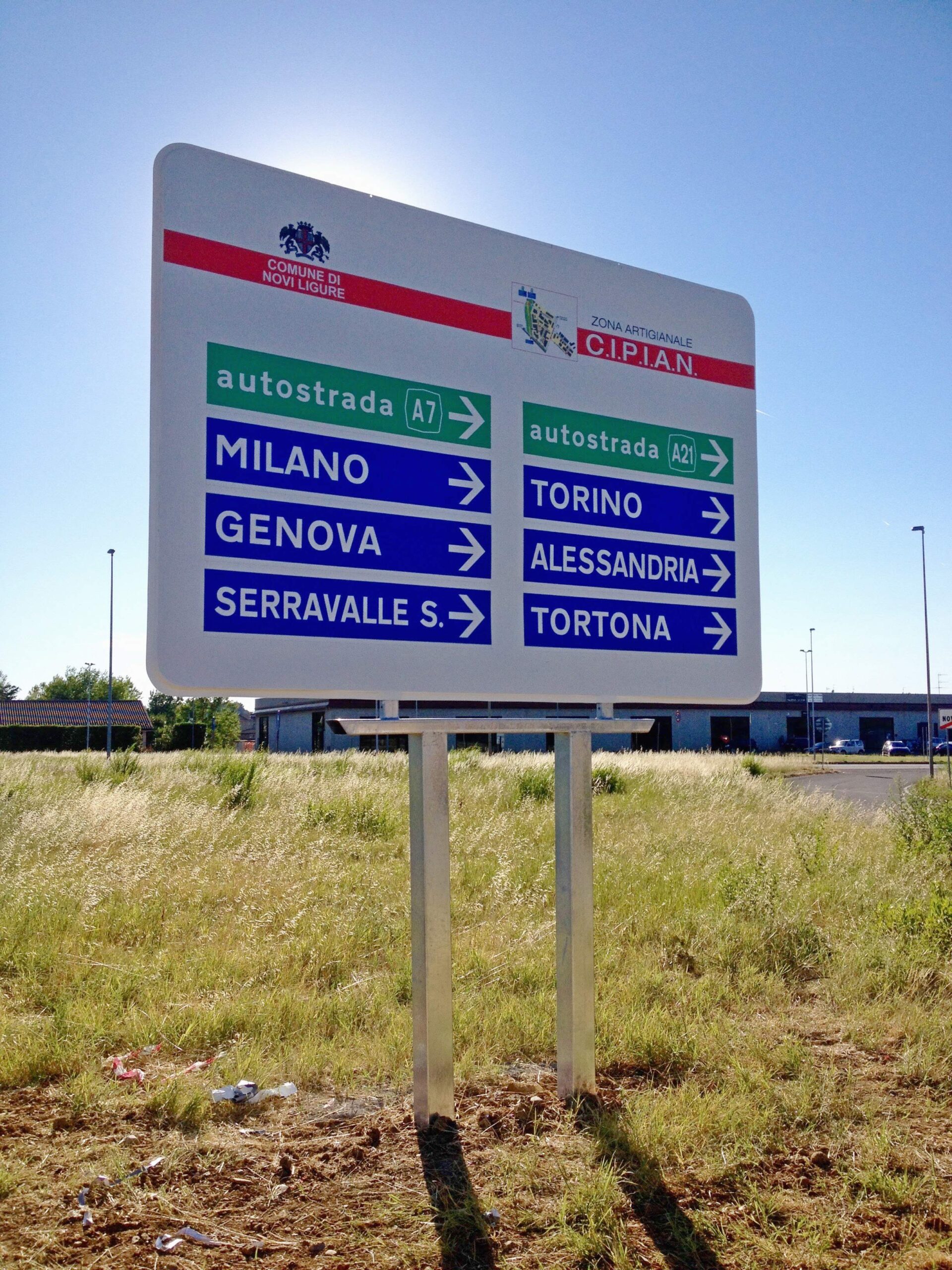 Cartelli indicazioni stradali a Novi LIgure.